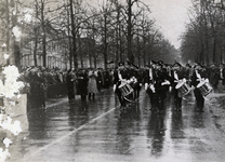 97889 Afbeelding van een muziekkorps van de W.A. (Weerafdeling) tijdens de parade op de Maliebaan te Utrecht ter ...